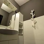 Modern Oasis Private Parking Apartment